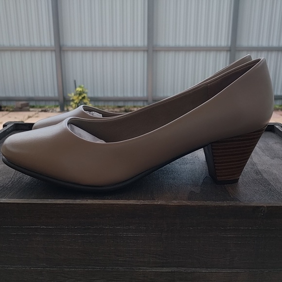 Womens Rounded Toe Pumps Block Heel  Beige Taupe - Picture 4 of 5